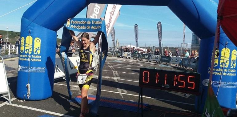 Triatlón:  Bea Tenreiro y Dani Bayón ganan el Luarca Sprint