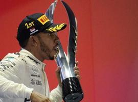 Hamilton gana el GP de Singapur  y Carlos Sainz Jr es cuarto