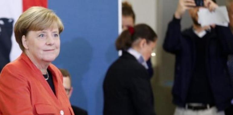 La derecha de Merkel gana en Alemania y sube la ultraderecha