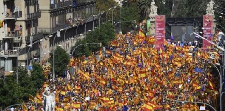 Multitudinaria manifestación en Barcelona contra la secesión