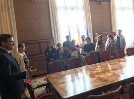 Los jóvenes participantes en el programa Raíces visitan el Parlamento asturiano