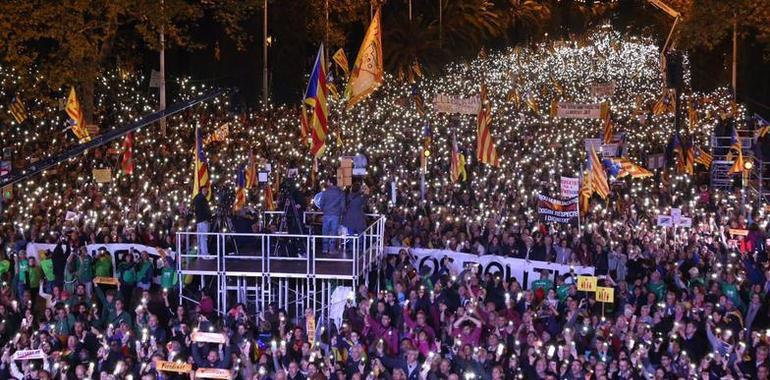 Cientos de miles de catalanes piden la liberación de los encarcelados