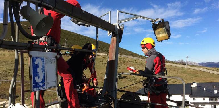 Simulacro de rescate en telesilla en Valgrande-Pajares