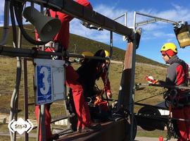 Simulacro de rescate en telesilla en Valgrande-Pajares