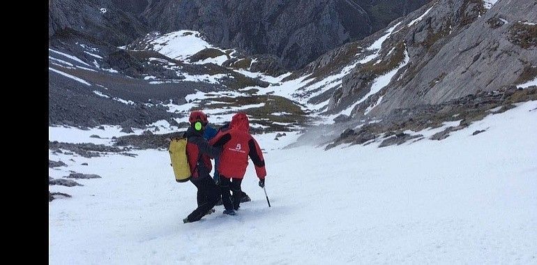 Difícil rescate a pie de un montañero herido en las nieves de Peña Castil