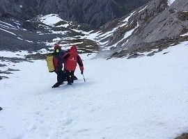 Difícil rescate a pie de un montañero herido en las nieves de Peña Castil
