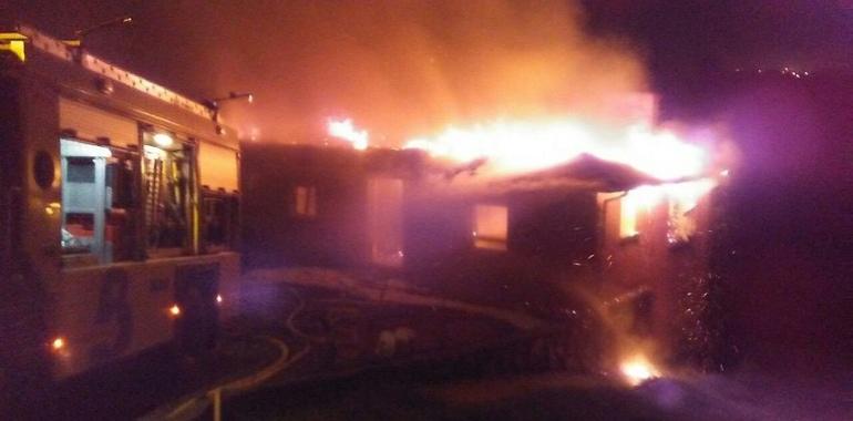 Incendio destruye por completo una vivienda en Pruvia de Llanera