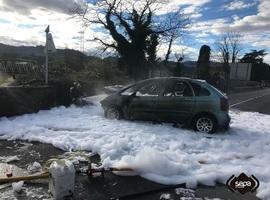 Arde un vehículo tras chocar contra una valla en Villaviciosa