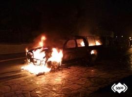 Incendio destruye un todoterreno en Grandas de Salime