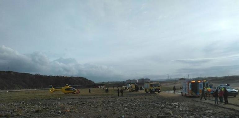 Una mujer muerta y tres heridos por un golpe de mar en Castrillón