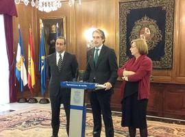 Dos ministros visitan Asturias para probar el tren con gas natural licuado