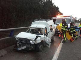Dos heridos al salir de la via una furgoneta en Villaviciosa