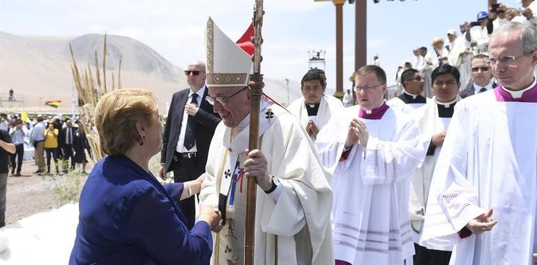 Misa en Iquique del Papa marca su tránsito de Chile a Perú