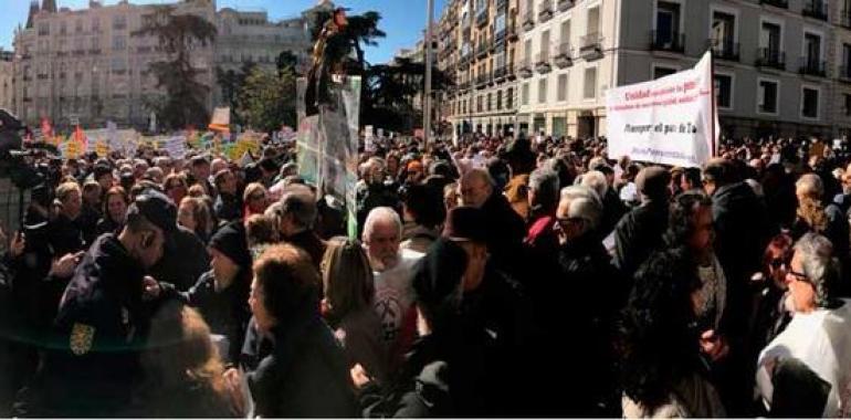 Miles de jubilados protestan contra los ataques del PP
