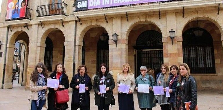 Oviedo presenta el folleto del CMI con motivo del #8M