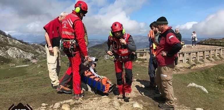 Rescatada una montañera herida en el mirador de Entrelagos 