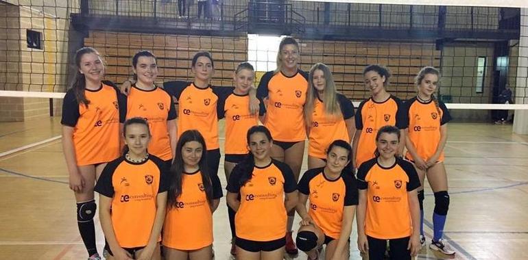 Bea Vázquez visitó la Escuela de Voleibol AD Playas de Llanes