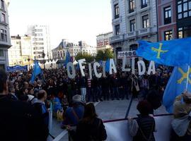 Miles de asturian@s de nuevo en Uría por la oficialidá