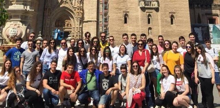 La Real Banda de Gaitas Ciudad de Oviedo en la honra de Sevilla a Riego
