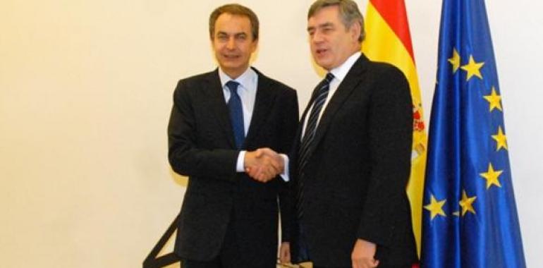 Zapatero y Gordon Brown analizan la respuesta a la crisis financiera internacional 
