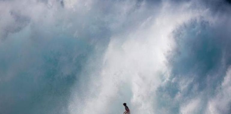 Hawai: olas gigantes para surfistas muy atrevidos