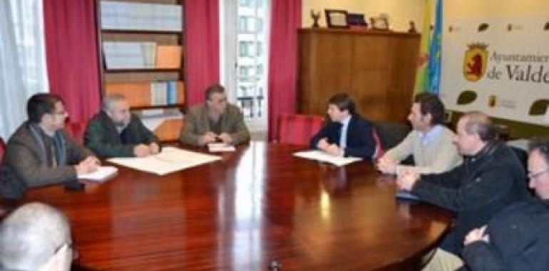 Hostelería de Asturias y Ayuntamiento de Luarca abordan la ordenanza de terrazas hosteleras
