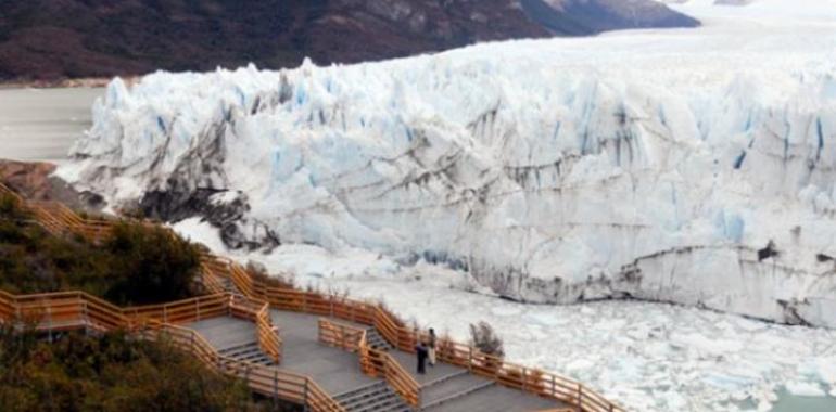 El glaciar Perito Moreno rompió de madrugada, dejando a los turistas con un palmo de narices