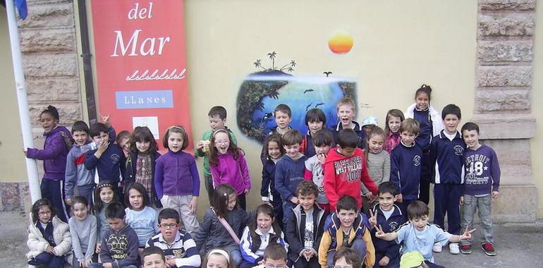 Alumnos y profesores del colegio Manuel Fernández Juncos de Ribadesella, en el Aula del Mar, de Llanes