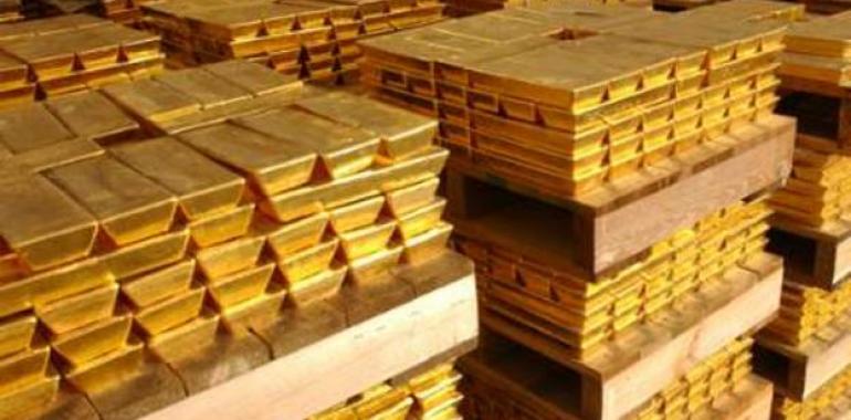 El precio del oro se estabiliza después de su mayor alza en tres años 