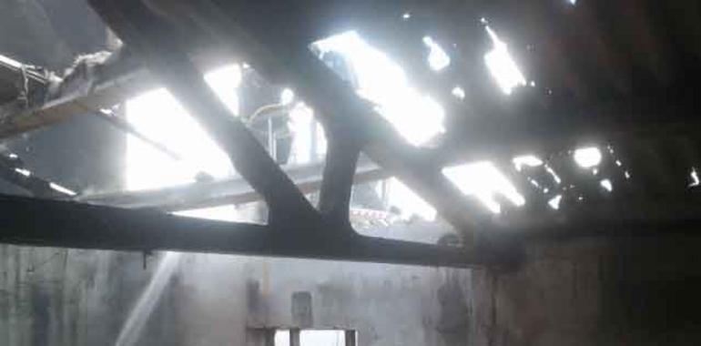El fuego destruye una panadería en San Juan de Moldes, Castropol