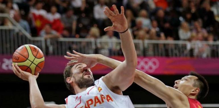 España debuta con buen pie en baloncesto