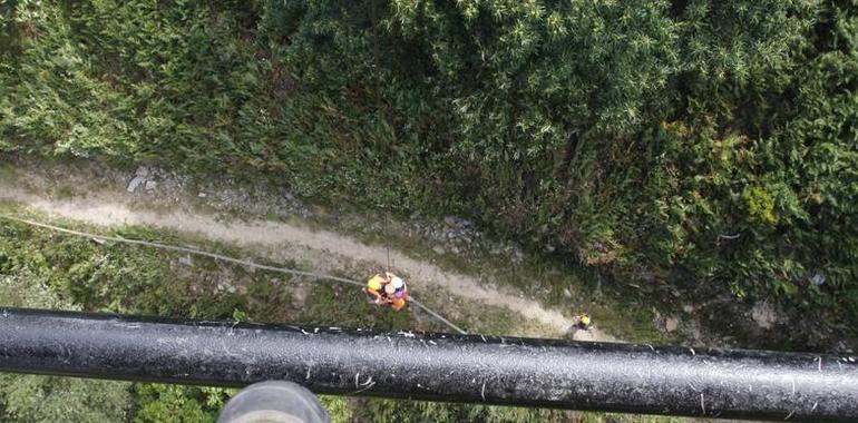 Rescatada una senderista herida en Hoces del Esva en otro difícil operativo de Bomberos de Asturias