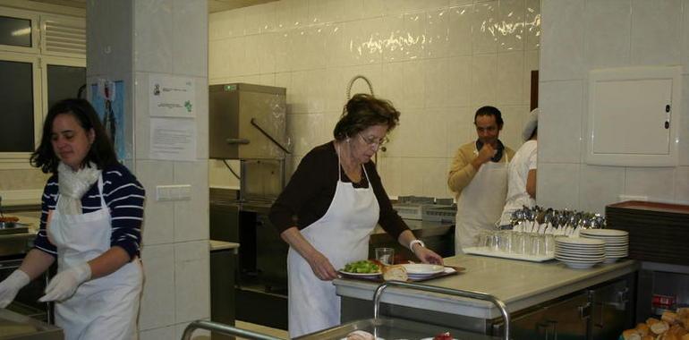 La Cocina Económica de Oviedo sirve solidaridad en platos calientes 