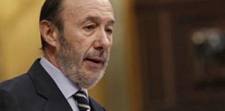 Rubalcaba pide a Rajoy que apoye la iniciativa socialista sobre moratoria en los desahucios 