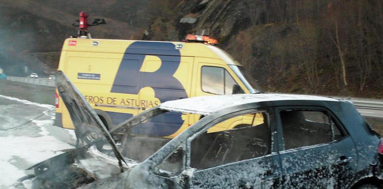 El fuego destruye un vehículo cerca del túnel de El Negrón
