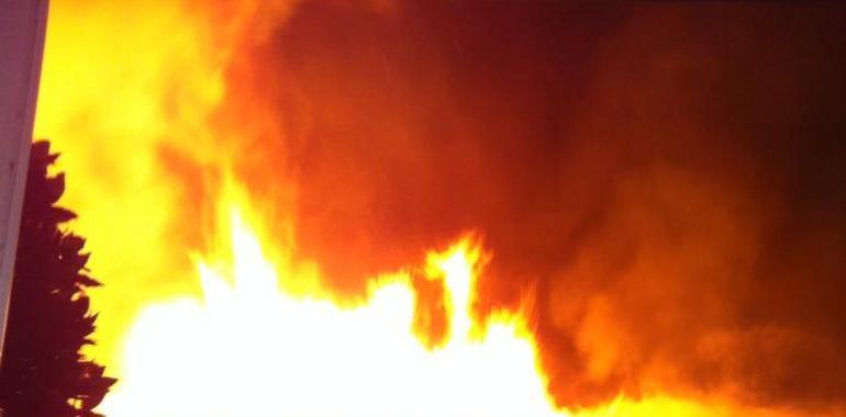 Un icendio destruye un chalé en la urbanización Valdelagua, en San Agustín del Guadalix