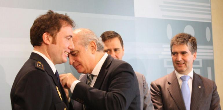 El ministro de Interior condecora a Rubén Gutiérrez, el policía que salvó a una mujer en el Metro