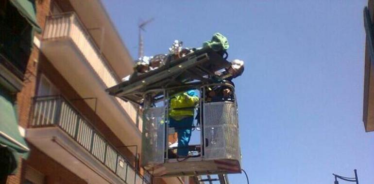 Los bomberos rescatan a un hombre inconsciente que no podía salir por la escalera de caracol