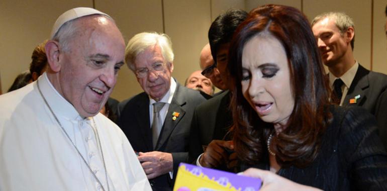 El papa Francisco entregó un regalo a Cristina para el nieto