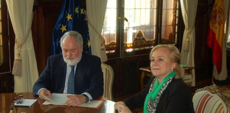 El ministro de Agricultura, Arias Cañete, visita Asturias invitado por Mercedes Fernández