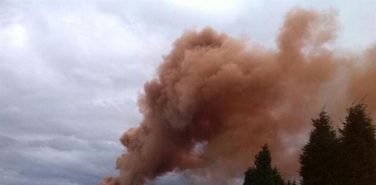 Arcelor califica de "no tóxica" la nube producida por un incendio en un horno de la planta de Veriña