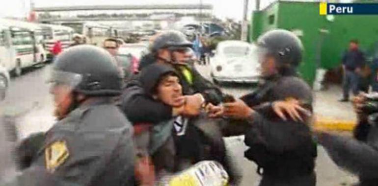 Golpiza policial a antitaurinos en Perú