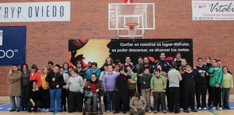 Alumnos del CAI Down Oviedo visitan el Oviedo Baloncesto