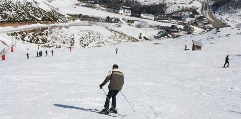 "Puente histórico" con récord de 15.703 visitantes en las estaciones de esquí asturianas