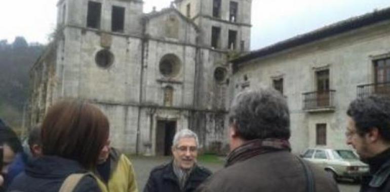 Llamazares pide medidas urgentes para evitar la ruina del monasterio de Cornellana