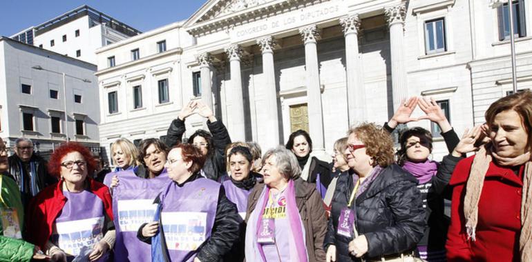 Asturias envía al Gobierno su rechazo a una ley antiaborto que pone en peligro la vida de las mujeres