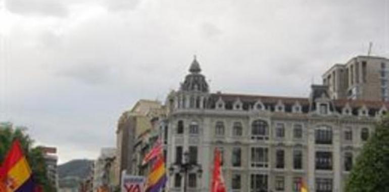 Unas 3.000 personas reivindican la República por el centro de Oviedo