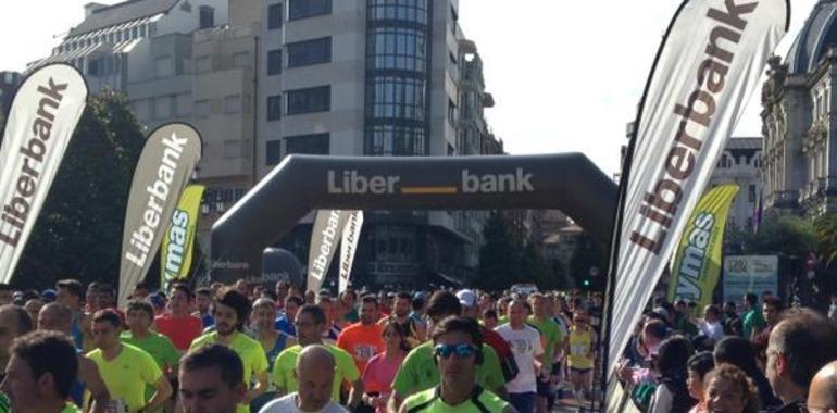 Dólar Una efectiva ayer Domingo deportivo en Oviedo con la Media Maratón y las 8 Millas de Alberto  Suárez Laso. Asturias Mundial