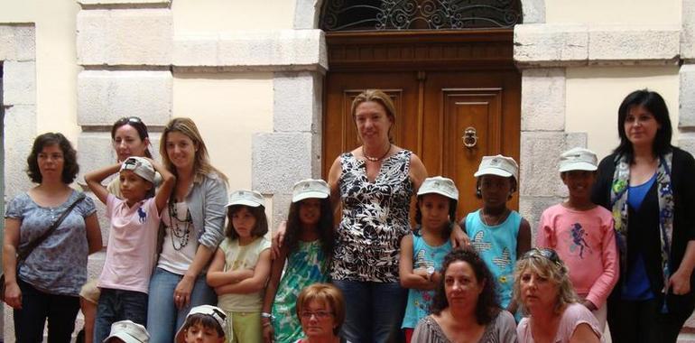 La alcaldesa de Llanes recibe a los niños saharuis que pasaron este verano en la comarca