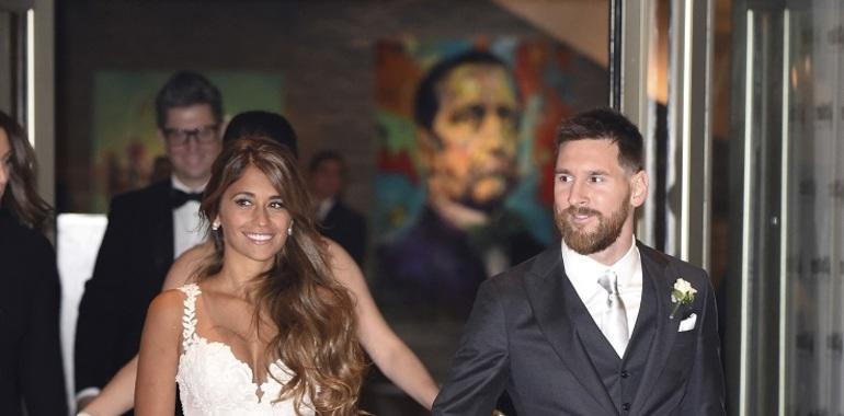 Rosa Clará diseñó el vestido de novia de Antonela Roccuzzo . Asturias Mundial Rosa Clará diseñó el vestido de novia de Antonela Roccuzzo . Asturias Mundial